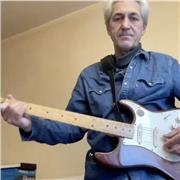 professeur donne cours de guitare folk et électrique en Visio conférence